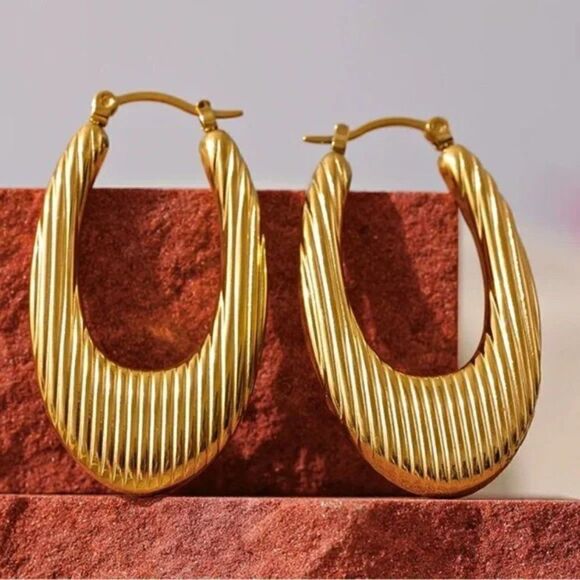 ⭐️ NEW Gold Textured Long Oval Hoop Earrings - Picture 4 of 12